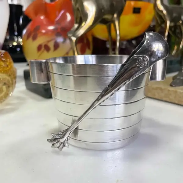 Foto de um(a) Antigo Pequeno Balde De Gelo Prata Inglesa Epns Art Deco, da categoria de Baldes de Gelo. EPNS. Antigo e pequeno baldinho de gelo em prata inglesa. Acompanha linda pinça com garras de animal. Período Art Deco.... Mostrado de uma perspectiva diferente. Vendido no marketplace Trésors.