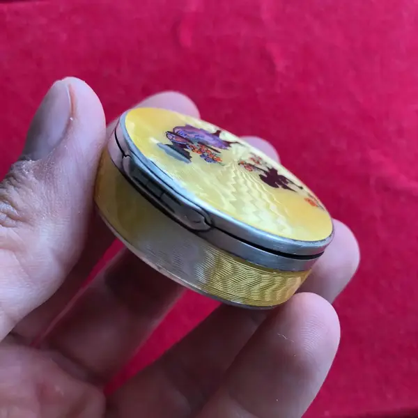 Foto de um(a) Antiga Rara Caixinha Porta Pó Itália Prata De Lei Esmaltada, da categoria de Cestos e Caixas. Antiga e centenária caixinha porta pó em prata de lei italiana teor 925, com aplicação de esmalte feita à mão. Peça muito... Mostrado de uma perspectiva diferente. Vendido no marketplace Trésors.
