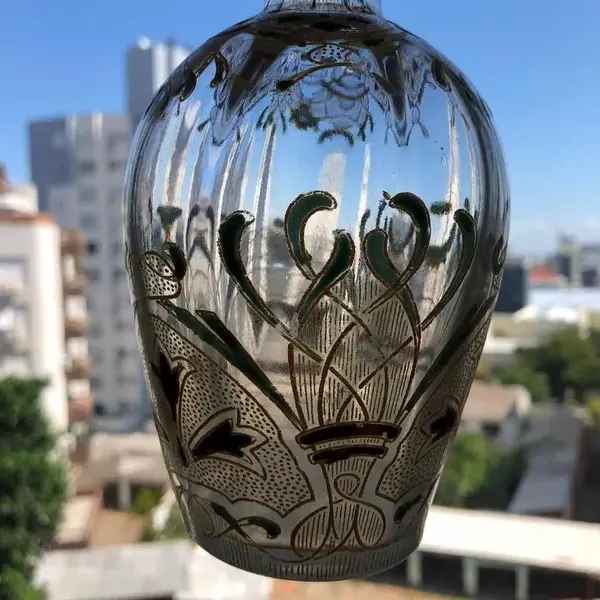 Foto de um(a) Antiga Garrafa Licoreira Vidro Veneziano Art Deco, da categoria de Garrafas. Antiga e fina garrafa licoreira em vidro artístico veneziano soufflé gomado, com belíssima decoração floral pintada à mão e... Mostrado de uma perspectiva diferente. Vendido no marketplace Trésors.
