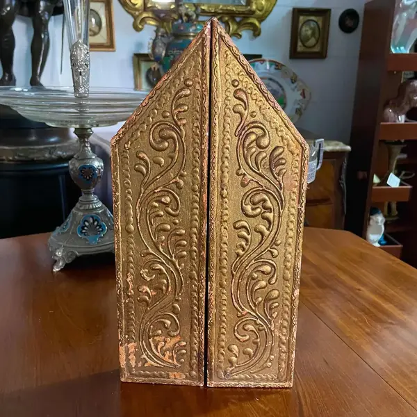 Foto de um(a) Arte Sacra Antigo Raro Oratório Tríptico Em Madeira E Ouro, da categoria de Objetos religiosos e espirituais. Arte Sacra. Antigo e lindo oratório tríptico. Madeira policromada com ouro, com detalhes pintados à mão. Século XX. Medidas... Mostrado de uma perspectiva diferente. Vendido no marketplace Trésors.