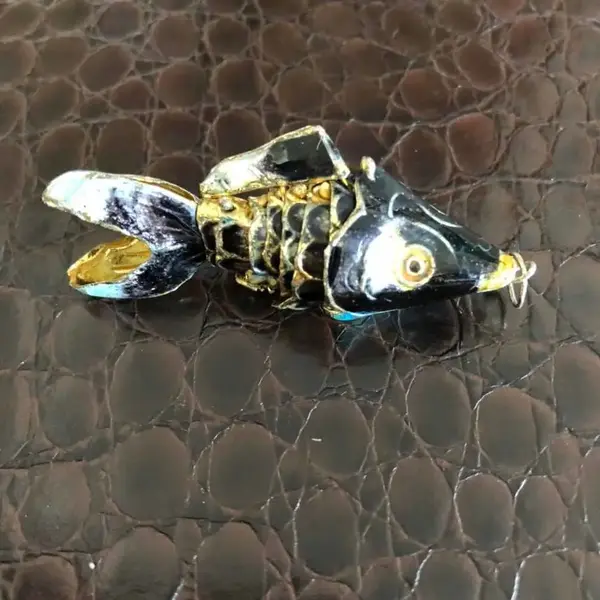 Foto de um(a) Antigo Lindo Pingente De Peixe Articulável Metal Esmaltado, da categoria de Outros colecionáveis. Peça muito delicada, em metal esmaltado à mão, de meados do século XX. Medida 5cm. Mostrado de uma perspectiva diferente. Vendido no marketplace Trésors.