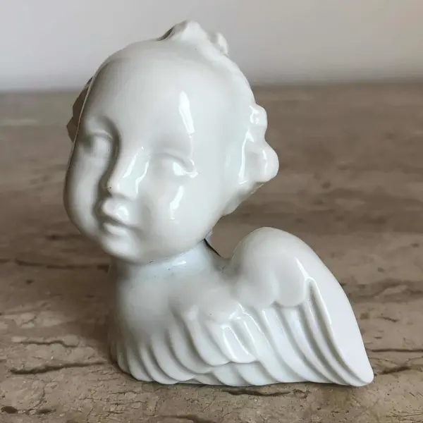 Foto de um(a) Antiga Escultura Bibelô Anjo Art Deco Em Porcelana Austríaca, da categoria de Escultura. Antigo, pequenino e delicado anjinho em porcelana artística austríaca, feito e moldado à mão. Marca da manufatura na base.... Mostrado de uma perspectiva diferente. Vendido no marketplace Trésors.