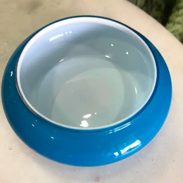 Foto de um(a) Antigo Bowl Art Deco Em Murano Leitoso Opalina Azul, da categoria de Centro de mesa. Altura 5cm Diâmetro 14cm. Mostrado de uma perspectiva diferente. Vendido no marketplace Trésors.