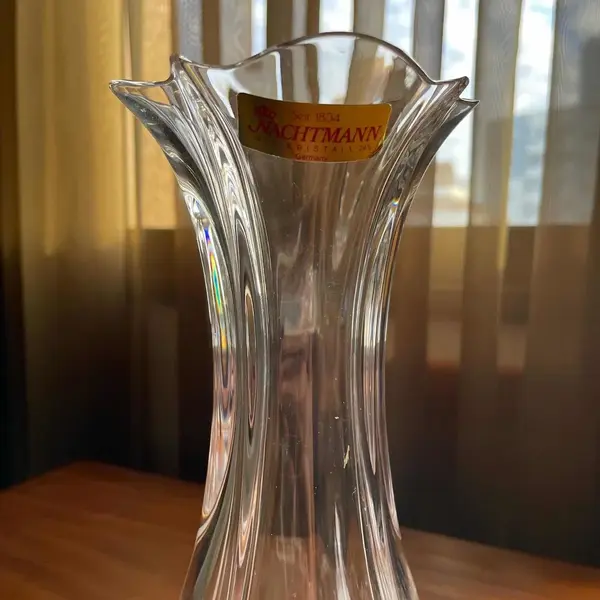 Foto de um(a) Nachtmann Glass Antigo Vaso Em Cristal Alemão Lapidado, da categoria de Vasos. Nachtmann Glass. Elegante e fino vaso em cristal alemão, lapidado à mão. Altura 24cm. Mostrado de uma perspectiva diferente. Vendido no marketplace Trésors.