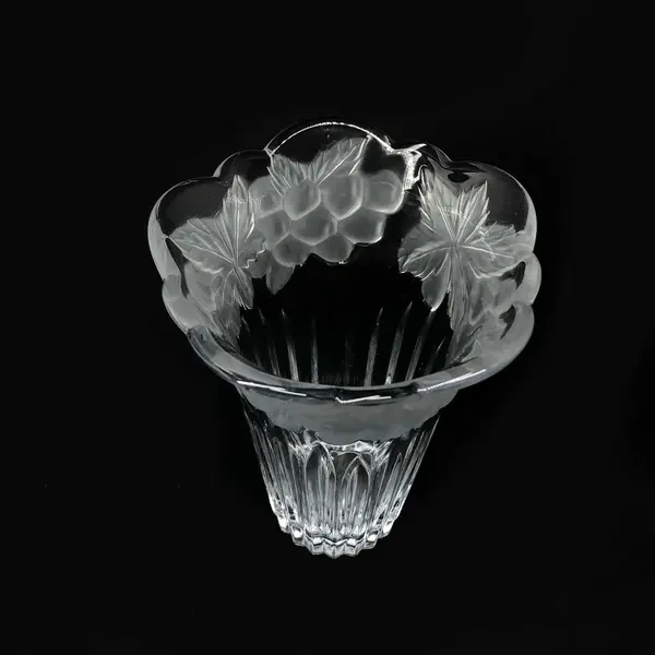 Foto de um(a) Antigo Vaso Em Cristal Francês Com Flores Satiné Art Deco, da categoria de Vasos. Lindo vaso em cristal francês com borda satiné, decoração de folhas e frutas em relevo. Art Deco. Medidas 16x11cm. Mostrado de uma perspectiva diferente. Vendido no marketplace Trésors.