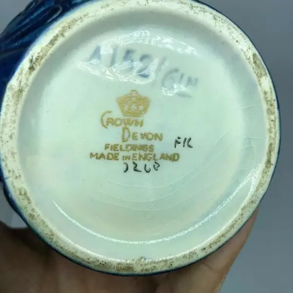 Foto de um(a) Antigo Vaso Art Deco Porcelana Inglesa Crown Devon Pintado, da categoria de Vasos. Crown Devon. Porcelana inglesa pintada à mão com lindas flores. Período Art Deco. Peça catalogada. Meados do século XX.... Mostrado de uma perspectiva diferente. Vendido no marketplace Trésors.