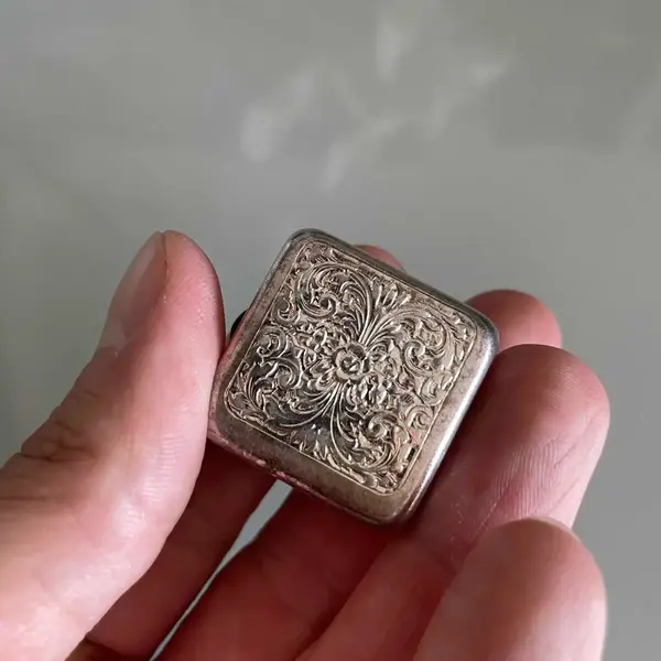 Foto de um(a) Antiga Rara Caixinha De Coleção Prata E Murano Millefiori, da categoria de Cestos e Caixas. Linda peça feita à mão. Itália. Século XXaproximadamente 3x3x4cm. Mostrado de uma perspectiva diferente. Vendido no marketplace Trésors.