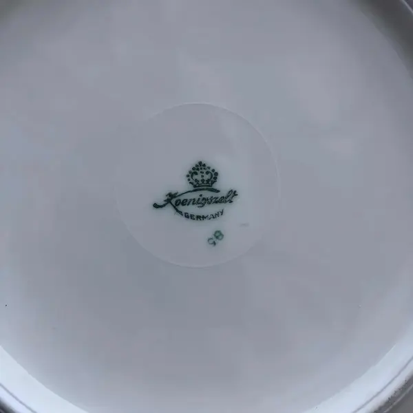 Foto de um(a) Antigo Grande Medalhão Prato Decorativo Em Porcelana Alemã, da categoria de Pratos Decorativos. Para servir ou decorar. Antigo e grande prato medalhão em porcelana alemã, com linda de floral pintada à mão. Década de... Mostrado de uma perspectiva diferente. Vendido no marketplace Trésors.