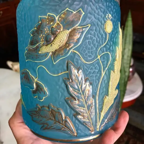Foto de um(a) Antiga Bomboniere Biscoiteira Vidro Veneziano Art Nouveau, da categoria de Garrafas, potes e jarros. Antiga e tradicional caixa biscoiteira em vidro artístico veneziano, pintada à mão flores em relevo e acabamento com filetes... Mostrado de uma perspectiva diferente. Vendido no marketplace Trésors.