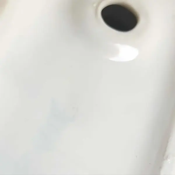 Foto de um(a) Antigo Bibelô Bloco Escultórico Menina Pato Porcelana Alemã, da categoria de Escultura. Antigo e delicado bibelô/bloco escultórico representando menina alimentando pato, em porcelana alemã (tem um “S” na base)... Mostrado de uma perspectiva diferente. Vendido no marketplace Trésors.