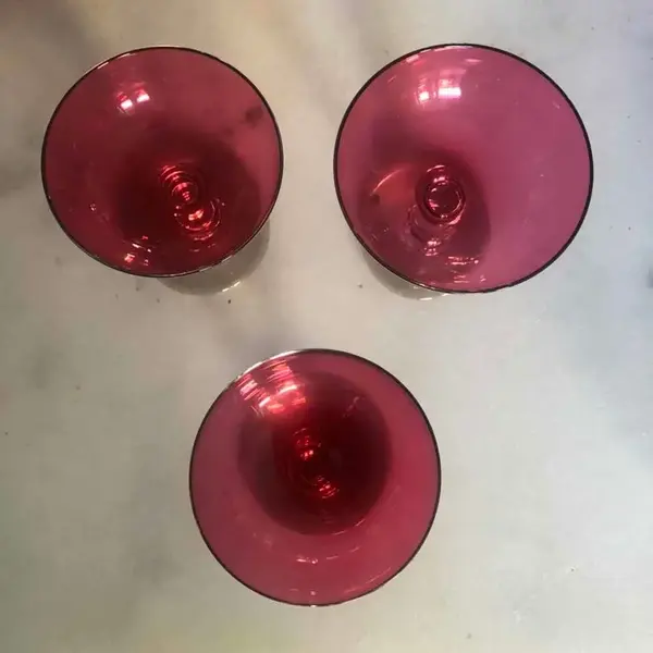 Foto de um(a) Antigas Taças Para Champanhe Cristal Francês Maria Antonieta, da categoria de Taças. Belíssimo e centenário trio de taças para champanhe em cristal francês do início do século passado. Pecas muito elegantes e... Mostrado de uma perspectiva diferente. Vendido no marketplace Trésors.