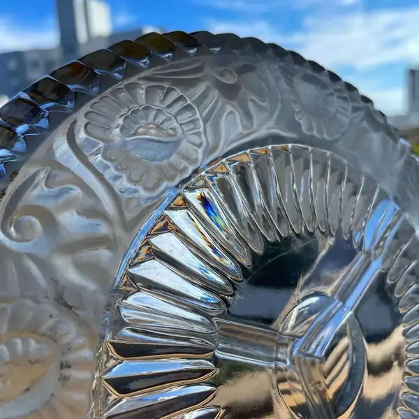 Foto de um(a) Antiga Rara Petisqueira Cristal Francês Satiné Art Deco, da categoria de Travessas e tigelas. André Hunebelle Glass. Antiga e linda petisqueira em cristal francês, decoração floral em satiné. Borda em metal prateado.... Mostrado de uma perspectiva diferente. Vendido no marketplace Trésors.