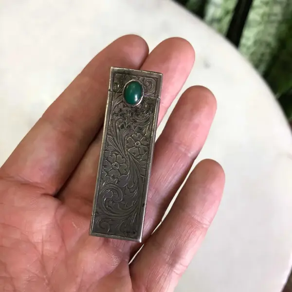 Foto de um(a) Antigo E Muito Raro Porta Batom Francês Em Prata De Lei, da categoria de Outros colecionáveis. Rara peça do início do século XX Mede aprox 6cm. Mostrado de uma perspectiva diferente. Vendido no marketplace Trésors.