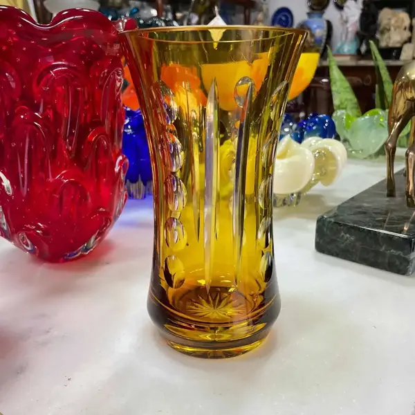 Foto de um(a) Antigo Vaso Cristal Tcheco Âmbar Lapidação Dedão Art Deco, da categoria de Vasos. Antigo e lindo vaso em cristal Europeu, doublé na cor âmbar. Lapidado à mão, lapidação dedão, fundo estrelado. Art... Mostrado de uma perspectiva diferente. Vendido no marketplace Trésors.