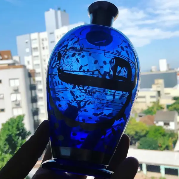 Foto de um(a) Antiga Garrafa Licoreira Cristal Murano Veneziano Prata Lei, da categoria de Garrafas. Antiga garrafa licoreira em finíssimo cristal veneziano, com decoração floral aplicada à mão em prata de lei. Período Art... Mostrado de uma perspectiva diferente. Vendido no marketplace Trésors.