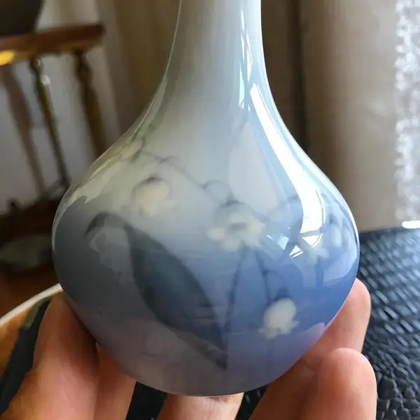 Foto de um(a) Antigo Lindo Vasinho Art Deco Porcelana Royal Copenhagen, da categoria de Vasos. Royal Copenhagen. Vasinho decorativo em porcelana dinamarquesa, com linda coloração e decoração de flores, da famosa e muito... Mostrado de uma perspectiva diferente. Vendido no marketplace Trésors.