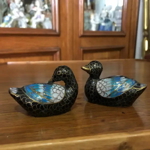 Foto de um(a) Antigo Par Pequenas Esculturas De Patinhos Em Cloisonné, da categoria de Escultura. Lindas peçinhas feitas à mão, par de patinhos em cloisonnéMedida 6cm cada. Mostrado de uma perspectiva diferente. Vendido no marketplace Trésors.