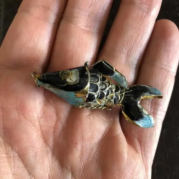 Foto de um(a) Antigo Lindo Pingente De Peixe Articulável Metal Esmaltado, da categoria de Outros colecionáveis. Peça muito delicada, em metal esmaltado à mão, de meados do século XX. Medida 5cm. Mostrado de uma perspectiva diferente. Vendido no marketplace Trésors.