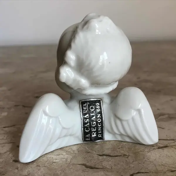 Foto de um(a) Antiga Escultura Bibelô Anjo Art Deco Em Porcelana Austríaca, da categoria de Escultura. Antigo, pequenino e delicado anjinho em porcelana artística austríaca, feito e moldado à mão. Marca da manufatura na base.... Mostrado de uma perspectiva diferente. Vendido no marketplace Trésors.