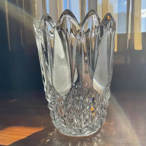 Foto de um(a) Antigo Vaso Art Deco Cristal Francês Diamante Satiné, da categoria de Vasos. Antigo e fino vaso em cristal francês lapidação pontas de diamante, com detalhes em satiné. Período Art Deco.Medidas 19x14cm. Mostrado de uma perspectiva diferente. Vendido no marketplace Trésors.