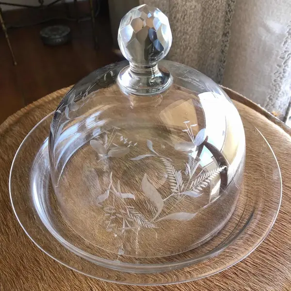 Foto de um(a) Antiga Fina Queijeira Boleira Cristal Francês Lapidada À Mão, da categoria de Garrafas, potes e jarros. Antiga e rara queijeira em finíssimo cristal francês, toda lapidada à mão com desenhos de folhas e flores. Início do século... Mostrado de uma perspectiva diferente. Vendido no marketplace Trésors.