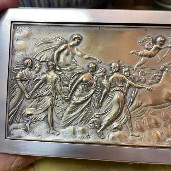Foto de um(a) Antiga Caixa Decorativa Porta Jóias Prata Francesa Nouveau, da categoria de Cestos e Caixas. Antiga e linda caixa decorativa porta jóias francês em metal espessurado a prata, peça toda trabalha, com muita riqueza de... Mostrado de uma perspectiva diferente. Vendido no marketplace Trésors.