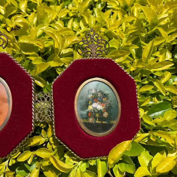 Foto de um(a) Antigo Quadrinho Tríptico Com Veludo Italiano E Bronze, da categoria de Porta retratos. Antigo e delicado quadrinho tríptico com moldura em bronze trabalhado e paspatur em veludo italiano. Todo original de época.... Mostrado de uma perspectiva diferente. Vendido no marketplace Trésors.