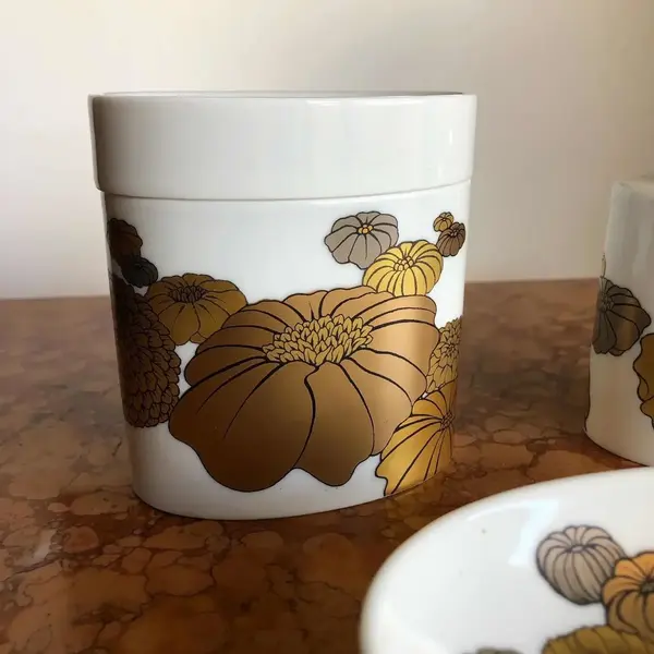 Foto de um(a) Antigo Raro Conjunto Cigarreira Isqueiro Cinzeiro Rosenthal, da categoria de Cigarreiras e piteiras. Rosenthal. Antigo e especial conjunto para fumantes. Composto de isqueiro, caixa cigarreira e cinzeiro. Feitos em porcelana... Mostrado de uma perspectiva diferente. Vendido no marketplace Trésors.
