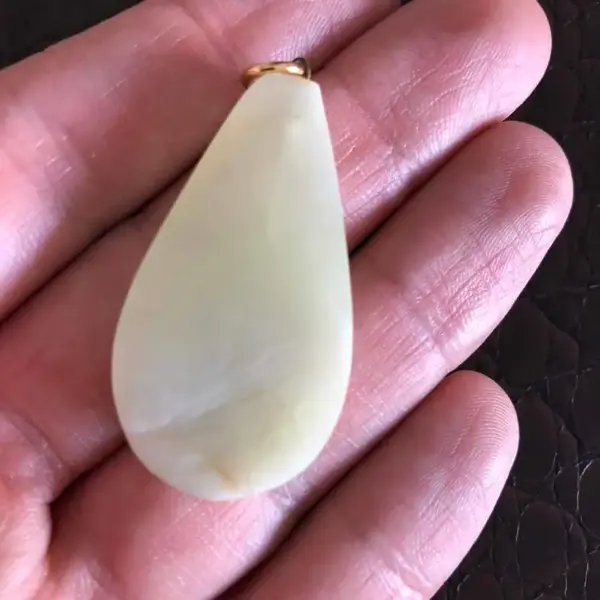 Foto de um(a) Arte Sacra Antigo Pingente Dourado De Santa Em Pedra Ônix, da categoria de Objetos religiosos e espirituais. Peça muito delicada, de meados do século XX. Medida 4cm. Mostrado de uma perspectiva diferente. Vendido no marketplace Trésors.