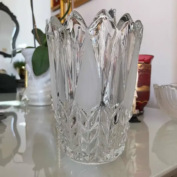 Foto de um(a) Antigo Vaso Art Deco Cristal Francês Diamante Satiné, da categoria de Vasos. Antigo e fino vaso em cristal francês lapidação pontas de diamante, com detalhes em satiné. Período Art Deco.Medidas 19x14cm. Mostrado de uma perspectiva diferente. Vendido no marketplace Trésors.