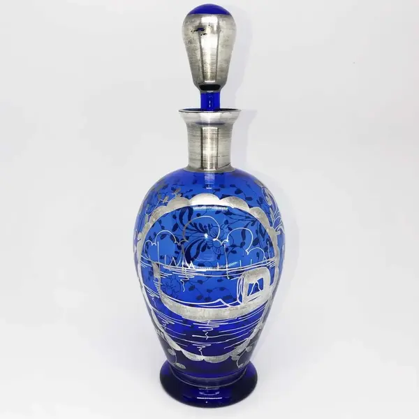 Foto de um(a) Antiga Garrafa Licoreira Cristal Murano Veneziano Prata Lei, da categoria de Garrafas. Antiga garrafa licoreira em finíssimo cristal veneziano, com decoração floral aplicada à mão em prata de lei. Período Art... Mostrado de uma perspectiva diferente. Vendido no marketplace Trésors.