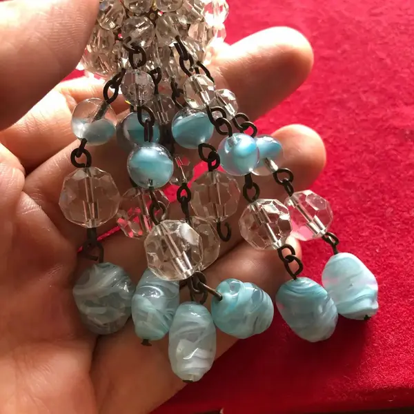 Foto de um(a) Antigo Raro Broche Art Deco Com Cristal Murano Italiano, da categoria de Outros colecionáveis. Grande broche Art Deco. Murano e cristal italiano. Peça única. Feito a mão. Década de 1960. Aproximadamente 9cm. Mostrado de uma perspectiva diferente. Vendido no marketplace Trésors.
