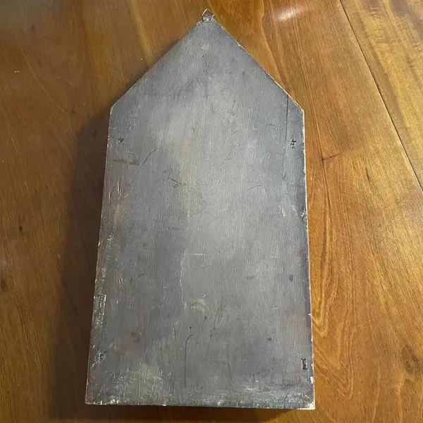 Foto de um(a) Arte Sacra Antigo Raro Oratório Tríptico Em Madeira E Ouro, da categoria de Objetos religiosos e espirituais. Arte Sacra. Antigo e lindo oratório tríptico. Madeira policromada com ouro, com detalhes pintados à mão. Século XX. Medidas... Mostrado de uma perspectiva diferente. Vendido no marketplace Trésors.