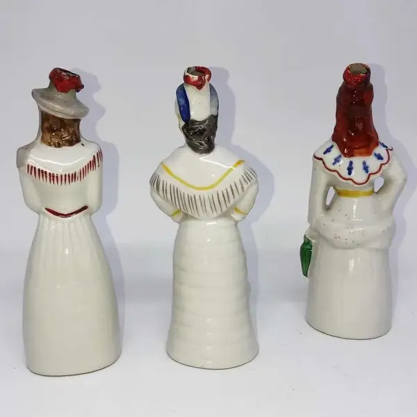 Foto de um(a) Antiga Coleção Garrafinhas Licor Francês Cazanove Bordeaux, da categoria de Garrafas, potes e jarros. Antiga coleção com 3 garrafinhas de licor Cazanove Bordeaux, em porcelana francesa. Altura 15cm cada. Mostrado de uma perspectiva diferente. Vendido no marketplace Trésors.