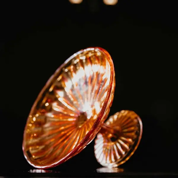 Foto de um(a) Antiga Fruteira Boleira Centro De Mesa Vidro Carnival Glass, da categoria de Centro de mesa. Antiga e rara fruteira em vidro fogo, dito Carnival Glass. Além de ser decorativas, são muito colecionáveis, e está cada vez... Mostrado de uma perspectiva diferente. Vendido no marketplace Trésors.