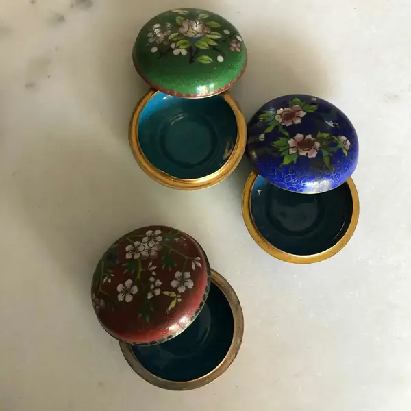 Foto de um(a) Antigas Caixinhas De Coleção Em Bronze Cloisonné, da categoria de Cestos e Caixas. Caixinhas em bronze com trabalho de esmalte feito a mão. Meados do século XX. Medem 5cm aproximadamente. Mostrado de uma perspectiva diferente. Vendido no marketplace Trésors.