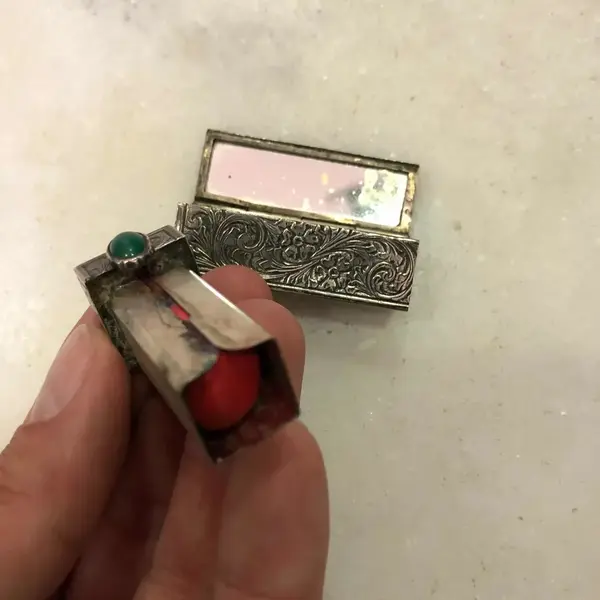 Foto de um(a) Antigo E Muito Raro Porta Batom Francês Em Prata De Lei, da categoria de Outros colecionáveis. Rara peça do início do século XX Mede aprox 6cm. Mostrado de uma perspectiva diferente. Vendido no marketplace Trésors.