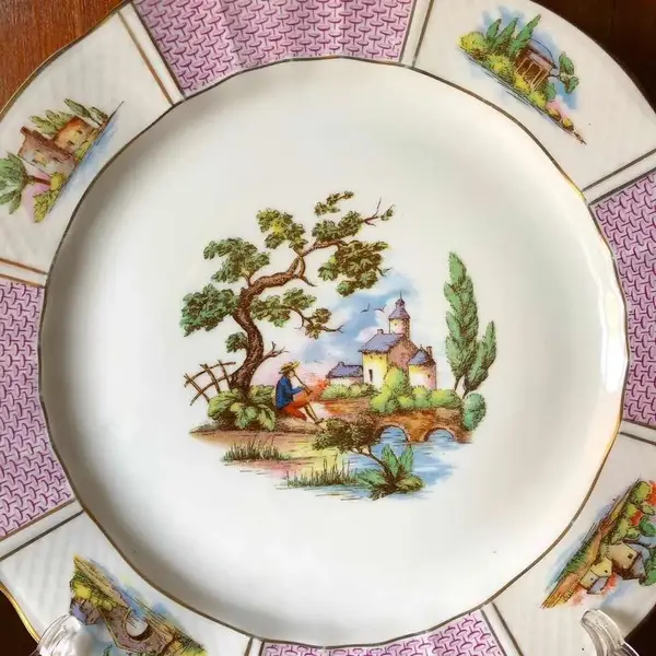 Foto de um(a) Antigo Prato Parede Decorativo Porcelana Limoges Bernardaud, da categoria de Pratos Decorativos. Antigo prato decorativo em porcelana francesa da famosa Limoges by Bernardaud. Pintado à mão com filetes de ouro. Impecável.... Mostrado de uma perspectiva diferente. Vendido no marketplace Trésors.