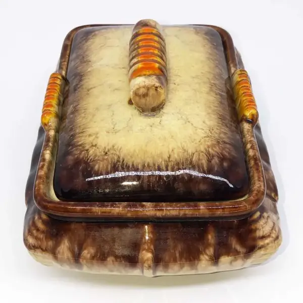 Foto de um(a) Antiga Caixa Biscoiteira Em Majolica Cerâmica Alemã, da categoria de Cestos e Caixas. Antiga caixa biscoiteira em cerâmica vitrificada/Majolica alemã. Período Art Deco. Década de 1950. Impecável.Medidas 11x21cm. Mostrado de uma perspectiva diferente. Vendido no marketplace Trésors.