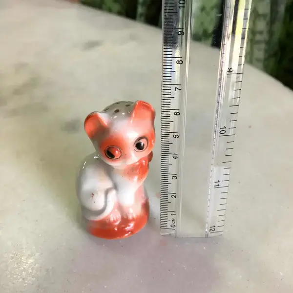 Foto de um(a) Antigo Paliteiro De Gato Em Porcelana Alemã Art Deco, da categoria de Paliteiros. Antigo Paliteiro De Gato Em Porcelana Alemã Art Dec. Peça de coleção Século XX. Mede aprox 6cm. Mostrado de uma perspectiva diferente. Vendido no marketplace Trésors.