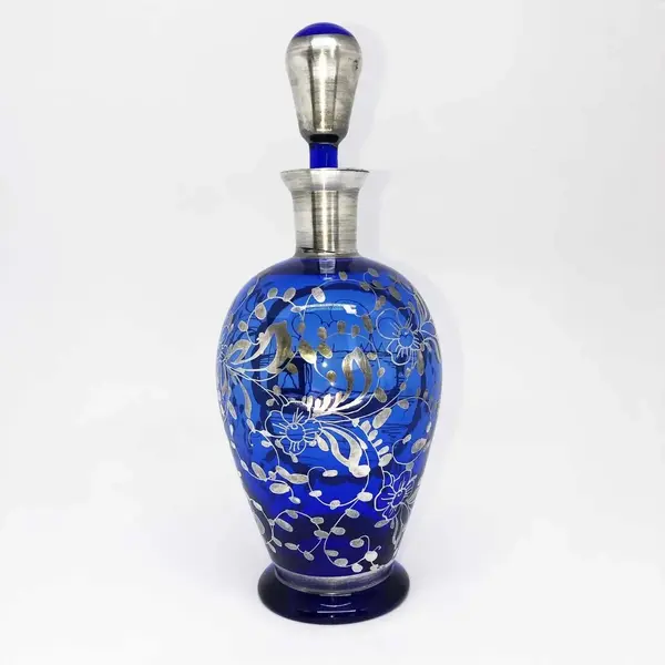 Foto de um(a) Antiga Garrafa Licoreira Cristal Murano Veneziano Prata Lei, da categoria de Garrafas. Antiga garrafa licoreira em finíssimo cristal veneziano, com decoração floral aplicada à mão em prata de lei. Período Art... Mostrado de uma perspectiva diferente. Vendido no marketplace Trésors.