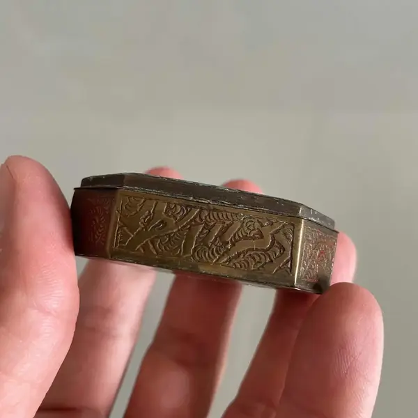 Foto de um(a) Antiga Caixinha De Coleção Em Bronze Cloisonné, da categoria de Outros colecionáveis. Muito antiga, peça feita à mão. Diâmetro 6cm. Mostrado de uma perspectiva diferente. Vendido no marketplace Trésors.