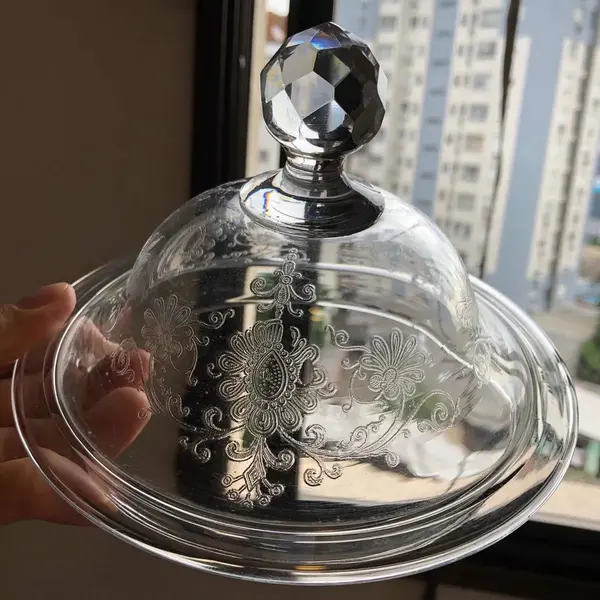 Foto de um(a) Antiga Bomboniere Compoteira Cristal Francês Saint Louis, da categoria de Garrafas, potes e jarros. Antiga e fina bomboniere com présentoir em cristal francês, da famosa manufatura Saint Louis. Ricamente lavrada à mão, com... Mostrado de uma perspectiva diferente. Vendido no marketplace Trésors.
