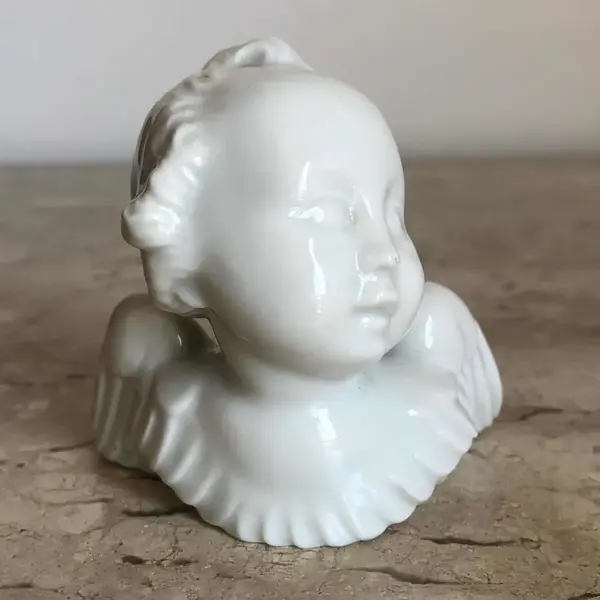 Foto de um(a) Antiga Escultura Bibelô Anjo Art Deco Em Porcelana Austríaca, da categoria de Escultura. Antigo, pequenino e delicado anjinho em porcelana artística austríaca, feito e moldado à mão. Marca da manufatura na base.... Mostrado de uma perspectiva diferente. Vendido no marketplace Trésors.