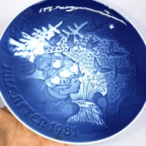 Foto de um(a) Antigo Prato Decorativo Porcelana Royal Copenhagen 1981, da categoria de Pratos Decorativos. Royal Copenhagen. Lindo e decorativo prato de coleção, em porcelana artística, da famosa manufatura Dinamarquesa, Royal... Mostrado de uma perspectiva diferente. Vendido no marketplace Trésors.