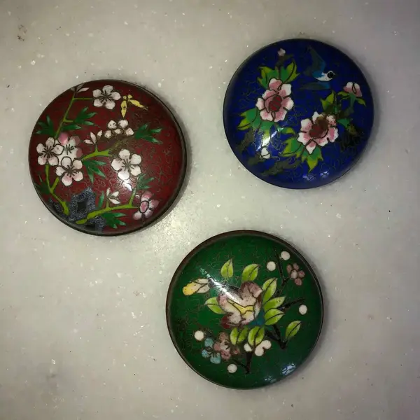 Foto de um(a) Antigas Caixinhas De Coleção Em Bronze Cloisonné, da categoria de Cestos e Caixas. Caixinhas em bronze com trabalho de esmalte feito a mão. Meados do século XX. Medem 5cm aproximadamente. Mostrado de uma perspectiva diferente. Vendido no marketplace Trésors.