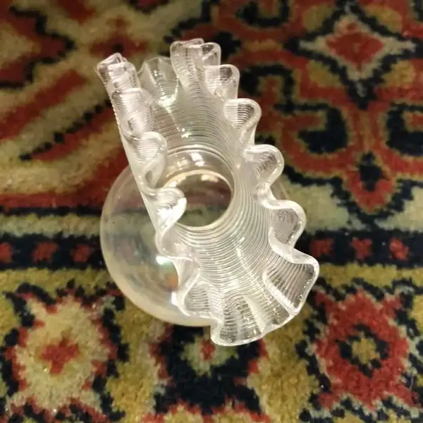 Foto de um(a) Antigo Pequeno Vasinho De Coleção Cristal Veneziano Crespo, da categoria de Vasos. Antigo vasinho de coleção em cristal veneziano, com a borda plissada. Perfeitinho. Peça muito antiga e bem conservada,... Mostrado de uma perspectiva diferente. Vendido no marketplace Trésors.