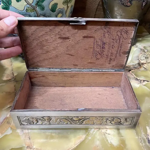 Foto de um(a) Antiga Caixa Decorativa Porta Jóias Prata Francesa Nouveau, da categoria de Cestos e Caixas. Antiga e linda caixa decorativa porta jóias francês em metal espessurado a prata, peça toda trabalha, com muita riqueza de... Mostrado de uma perspectiva diferente. Vendido no marketplace Trésors.