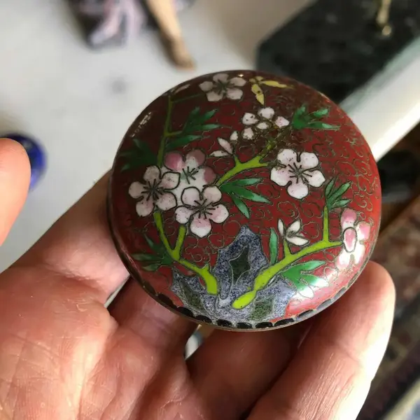Foto de um(a) Antigas Caixinhas De Coleção Em Bronze Cloisonné, da categoria de Cestos e Caixas. Caixinhas em bronze com trabalho de esmalte feito a mão. Meados do século XX. Medem 5cm aproximadamente. Mostrado de uma perspectiva diferente. Vendido no marketplace Trésors.