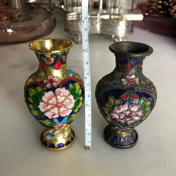 Foto de um(a) Antigo Par De Pequenos Vasos Bronze Cloisonné Esmaltados Mão, da categoria de Vasos. Antigo e delicado par de pequenos vasinhos em bronze Cloisonné, esmaltados à mão.Medem aprox 10cm de altura. Mostrado de uma perspectiva diferente. Vendido no marketplace Trésors.